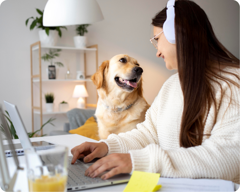 Mujer con perro trabajando en laptop